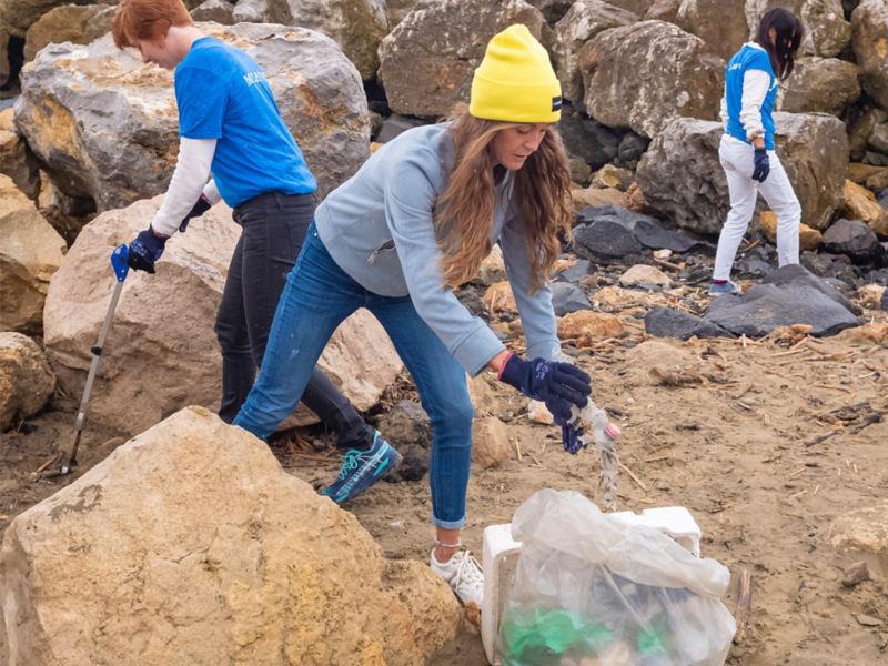 Alessia cleans the beach of plastic with fellow volunteers.