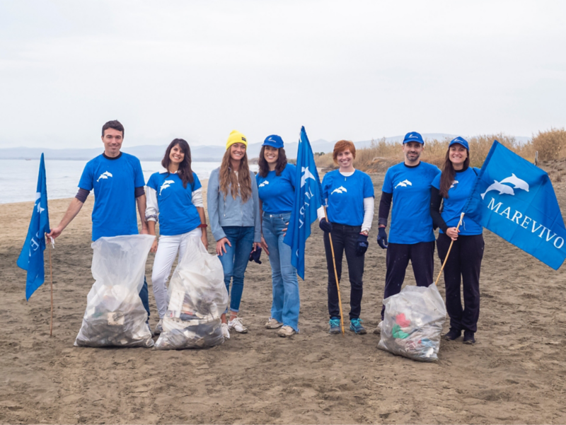 Alessia und Marevivo präsentieren den ihren gesammelten Plastikmüll.