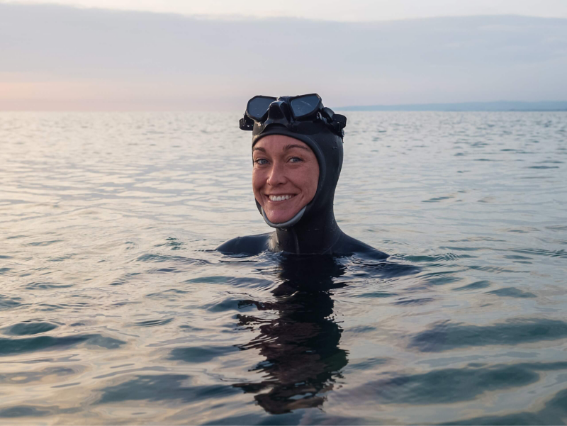 Alessia Zecchini im Taucheranzug im Wasser.