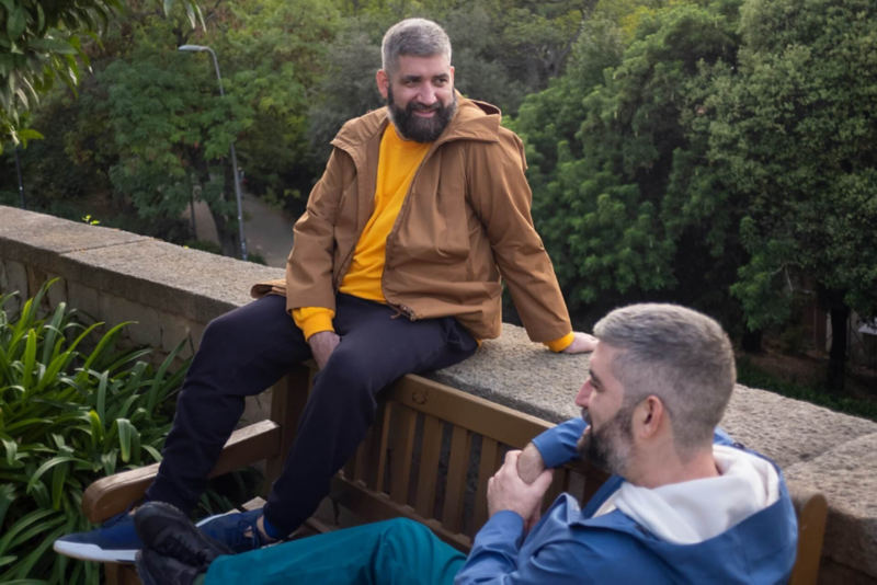 Les Boldtron en train de parler sur un parapet.