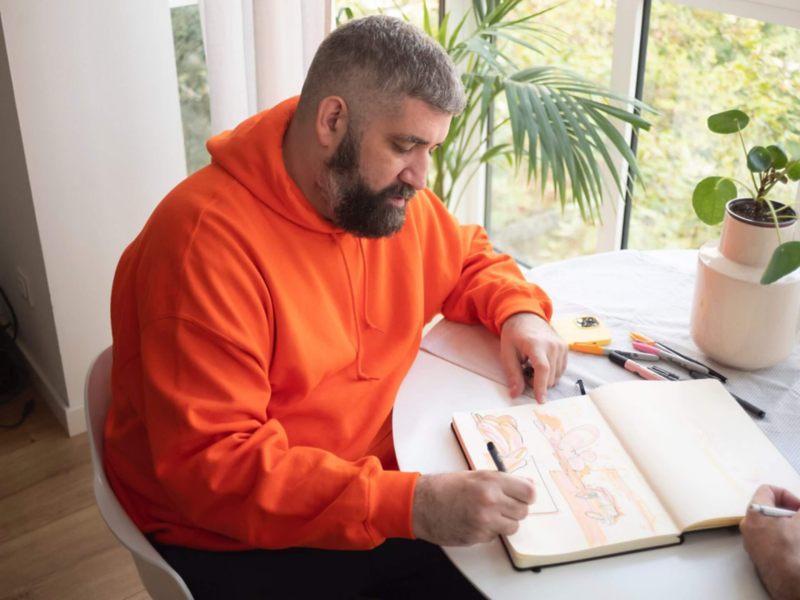 Boldtron dessine à son bureau.