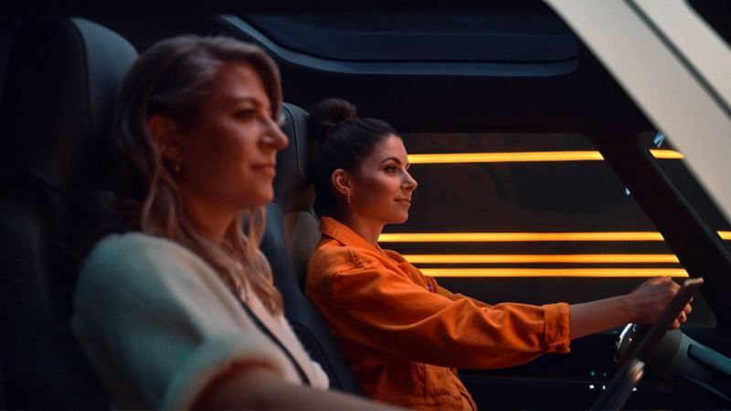 Alexandra Stech e Felicitas Riederle a bordo del Volkswagen ID. Buzz in marcia.