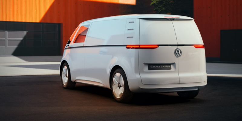 Ein VW ID. Buzz von hinten links.