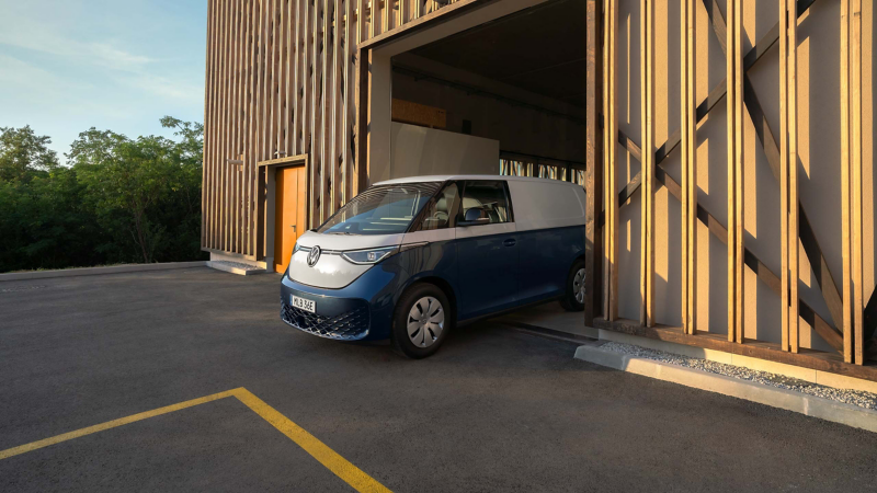VW ID. Buzz Cargo kör ut från ett garage