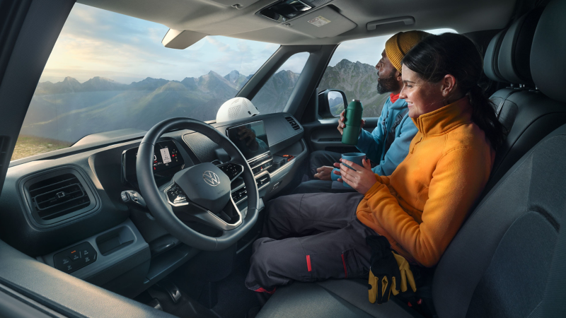 Man och kvinna tar rast i en VW ID. Buzz Cargo