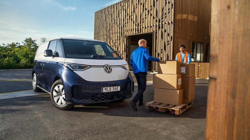En man lastar lådor i en vit-blå ID. Buzz Cargo