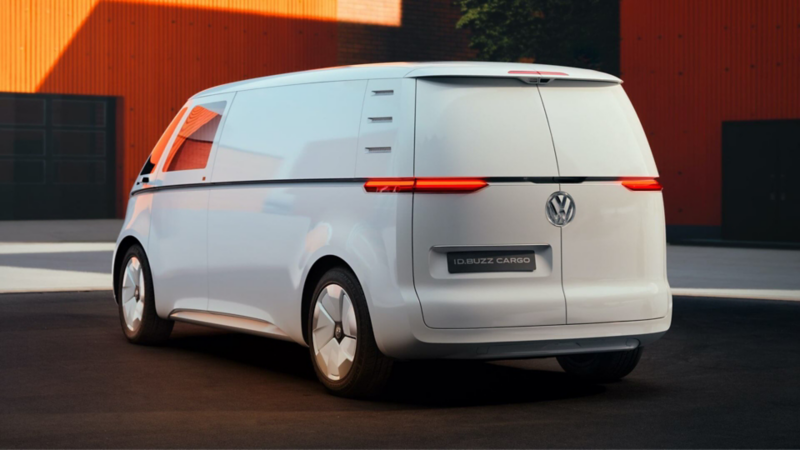 Ein VW ID. Buzz von hinten links.