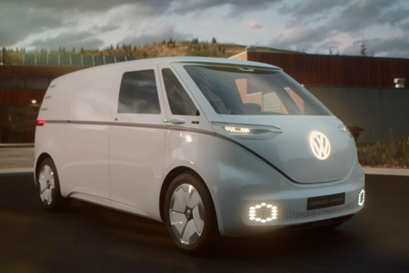 Seitenansicht eines VW ID. Buzz mit leuchtender Front.