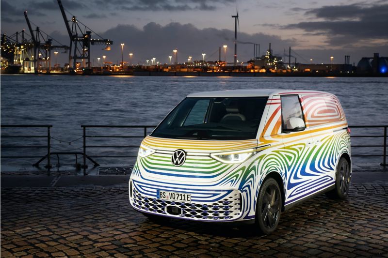 Der VW ID. Buzz vor nächtlicher Hafenkulisse in Hamburg.