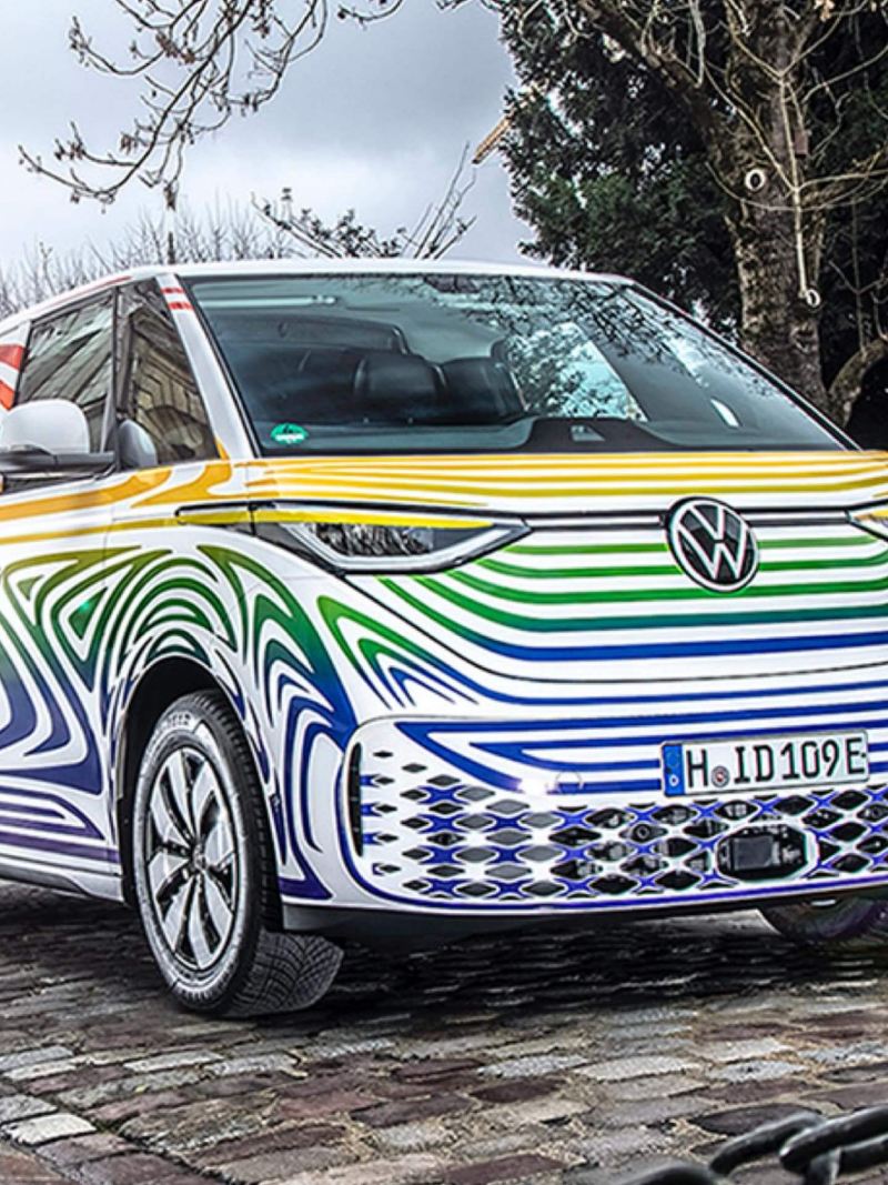 Der VW ID. Buzz auf Kopfsteinpflaster in Paris.
