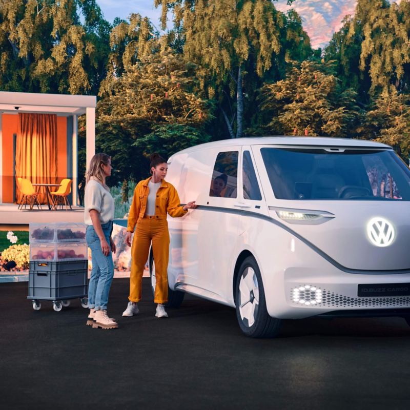 Alexandra Stech et Felicitas Riederle en train de charger la VW ID. Buzz.