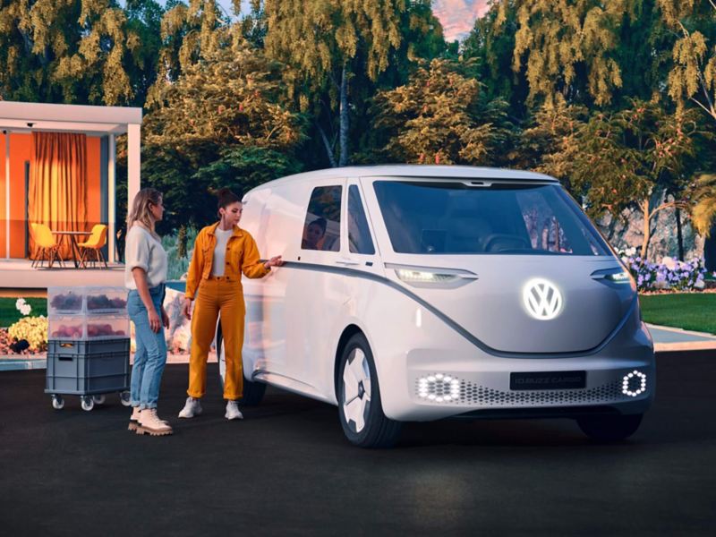 Alexandra Stech e Felicitas Riederle ricaricano il Volkswagen ID. Buzz.