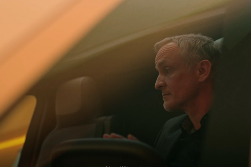 Albert Kirzinger sitzt am Lenkrad einen VW ID. Buzz.