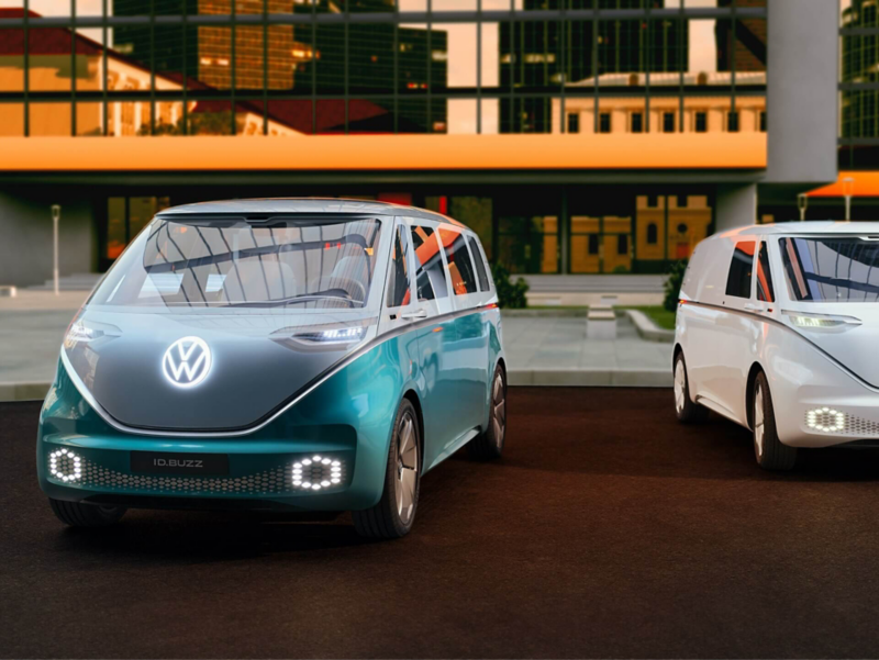 Zwei parkende VW ID. Buzz.