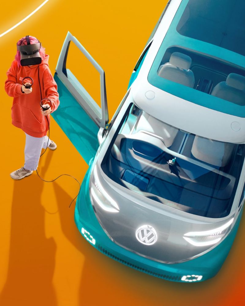 Vue aérienne d’une femme qui porte un casque de réalité virtuelle et marche autour de la VW ID.Buzz.