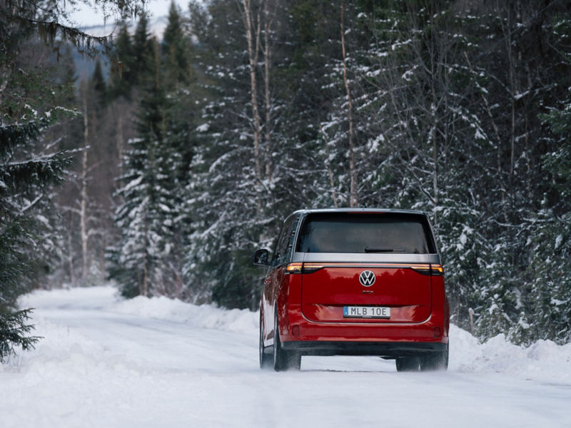 Baksidan av VW ID. Buzz GTX elbil i snö