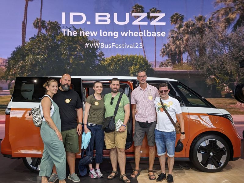 Ein Gruppenfoto vor dem VW ID. Buzz.