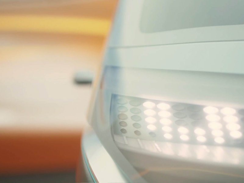 Gros plan sur le phare de la VW ID. Buzz.