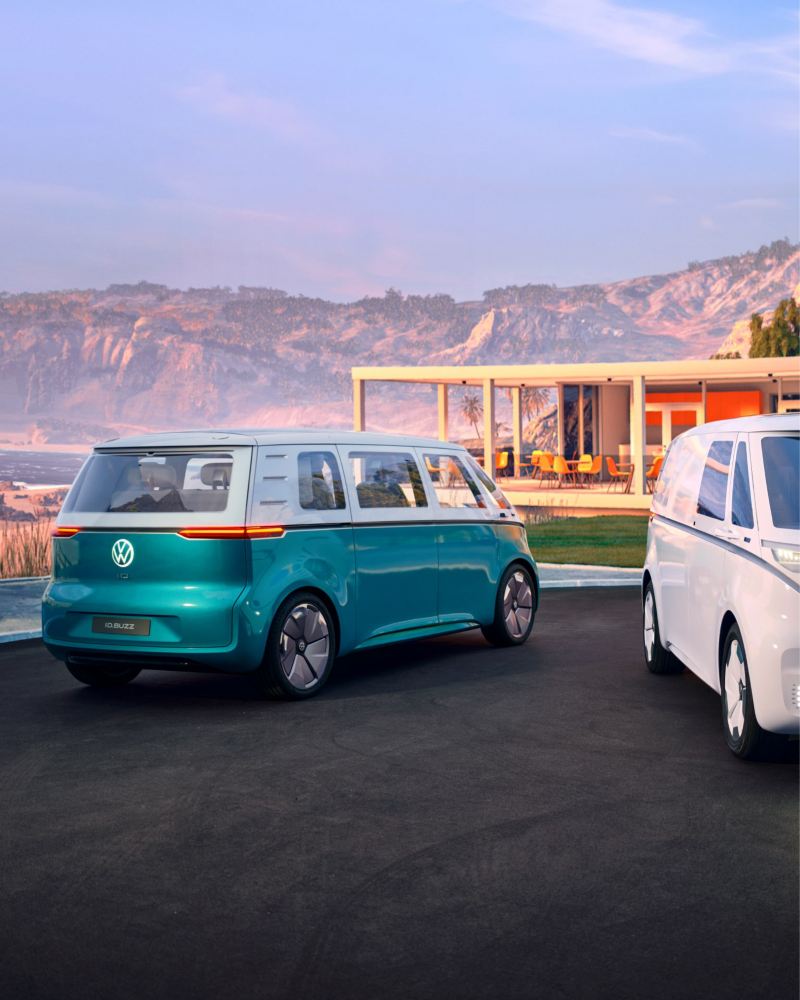 Due Volkswagen ID. Buzz parcheggiati davanti a un punto panoramico.