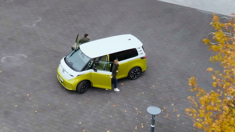 Der VW ID. Buzz mit langem Radstand parkt vor dem Kunden Center.