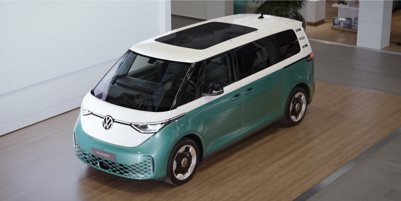 Der VW ID. Buzz in einem Vorführraum.