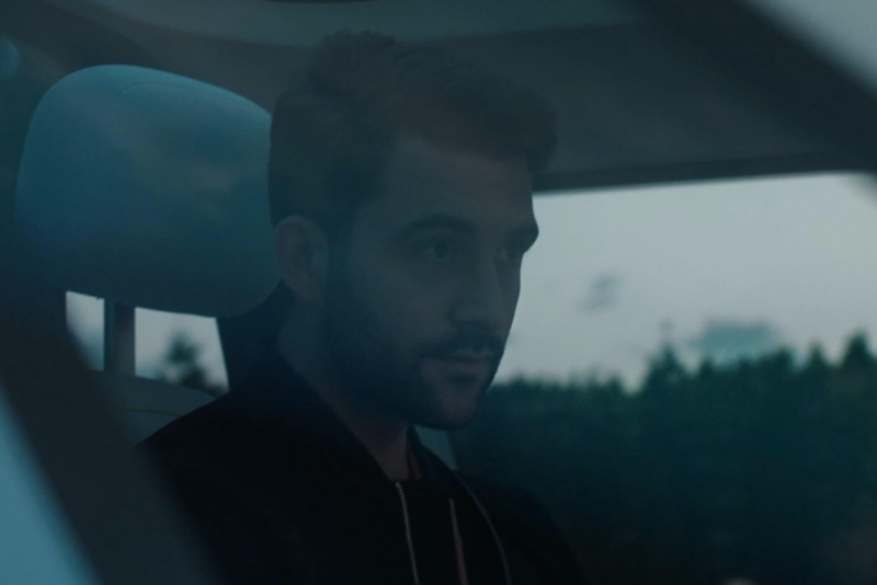 Nono Konopka al volante del Volkswagen ID. Buzz.