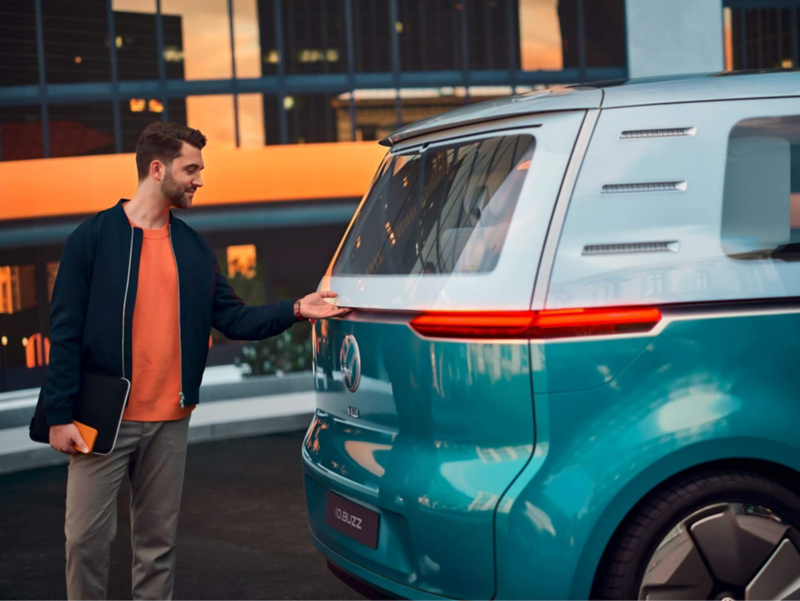 Nono Konopka apre il portellone posteriore del Volkswagen ID. Buzz.