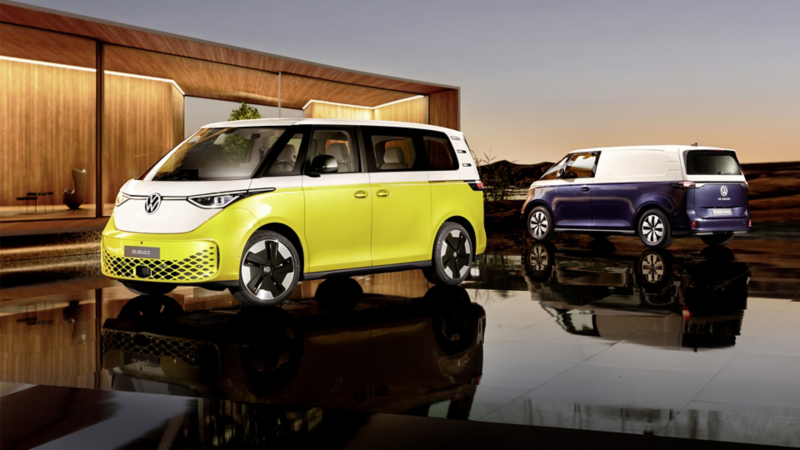 VW ID. Buzz och ID. Buzz Cargo i tvåtonslackering med spegling i vatten framför