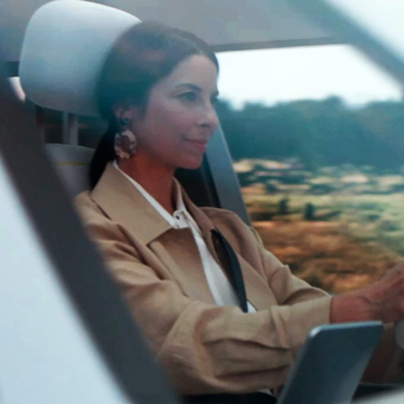 Sandra Runge au volant d’une VW ID. Buzz.