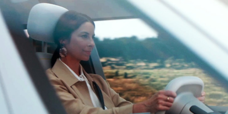 Sandra Runge au volant d’une VW ID. Buzz.