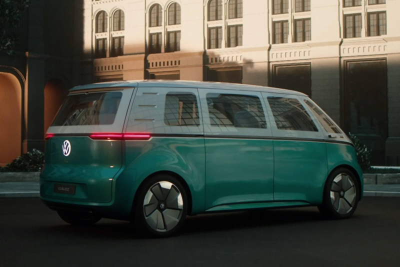 Vue latérale d’une VW ID. Buzz sur la route.