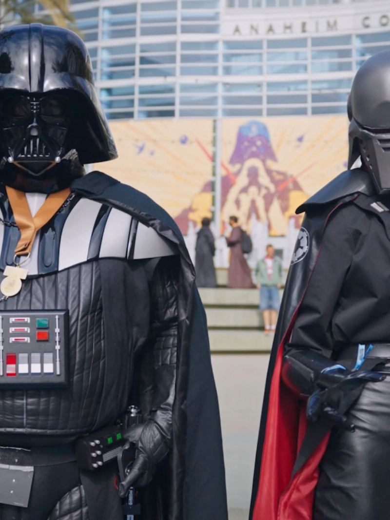 Ein Cosplayer als Darth Vader auf der STAR WARS Celebration.