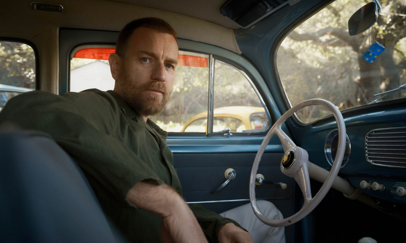 Ewan McGregor al volante di un Maggiolino