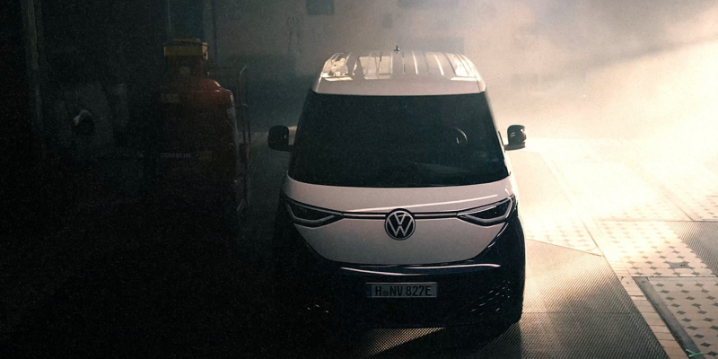 Der ID. Buzz Cargo in der Garage von Ewan McGregor.