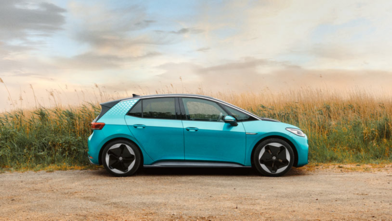 Vista laterale di Volkswagen ID.3 parcheggiata in campagna