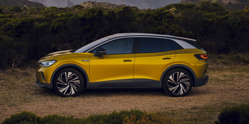 Vista laterale di Volkswagen ID.4 parcheggiata in una strada sterrata