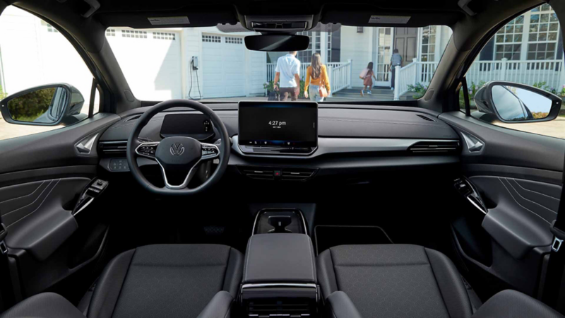 Interior de GTI 2024 con iluminación ambiental en puertas delanteras y tablero.