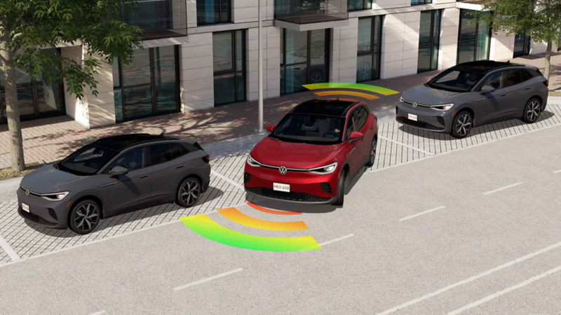 Interior de GTI 2024 con iluminación ambiental en puertas delanteras y tablero.