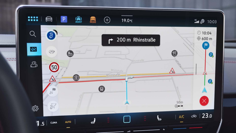 Pantalla de Volkswagen ID.4 muestra el sistema de navegación de auto eléctrico. 