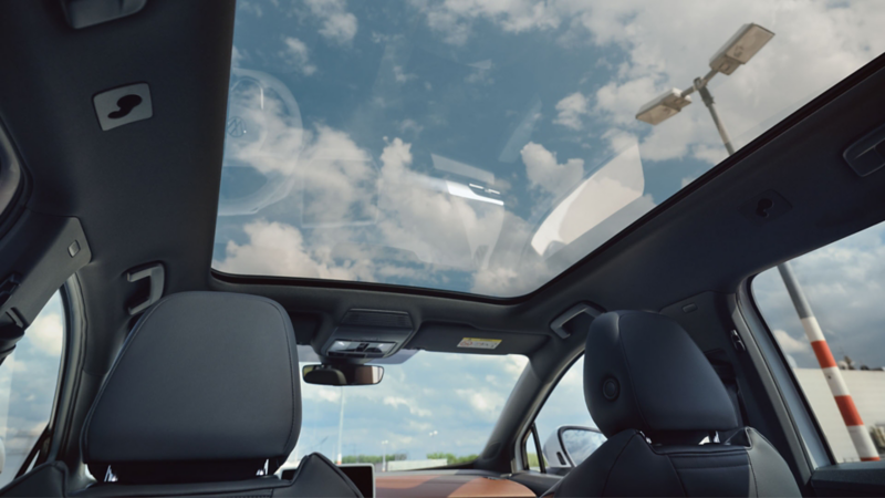 Interior de Volkswagen ID.4 con techo panorámico de cristal fijo.