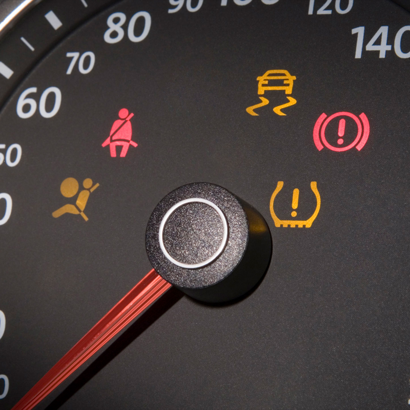 Tablero de Volkswagen con indicadores encendidos de frenos, llantas y seguridad activa.