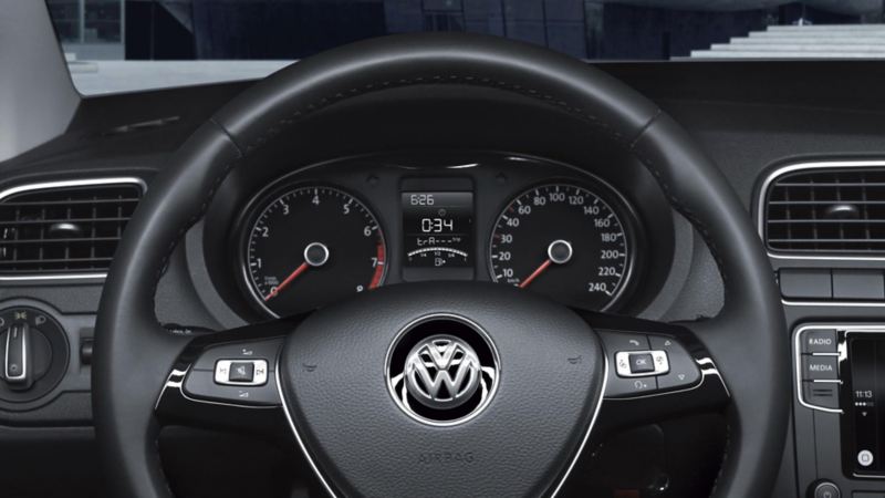 Tablero de auto Volkswagen con indicadores