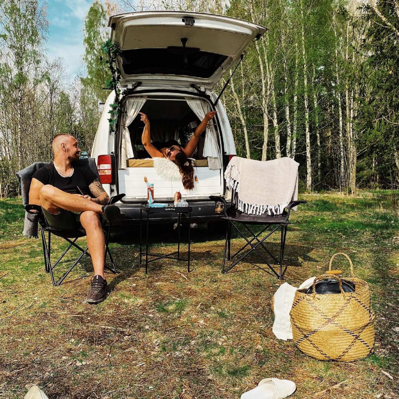Anna och Tony har byggt om en VW Caddy Maxi till plåtis och delar på instagram under @pegthevan