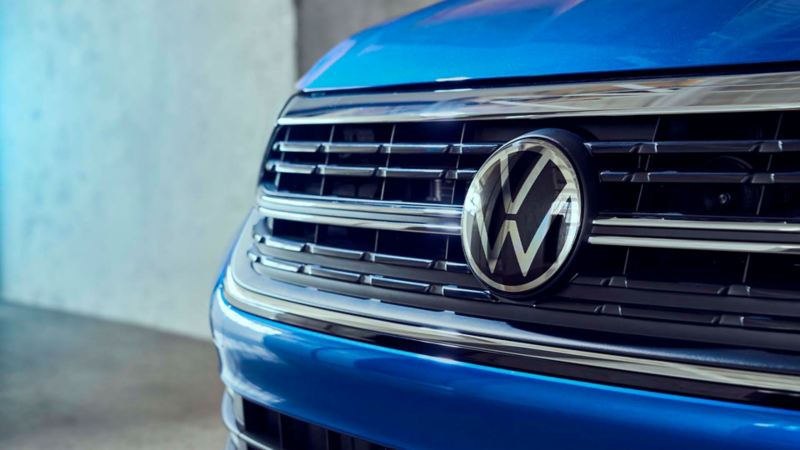 Imagen de facia de nuevo Jetta 2022 con logo VW en color azul.