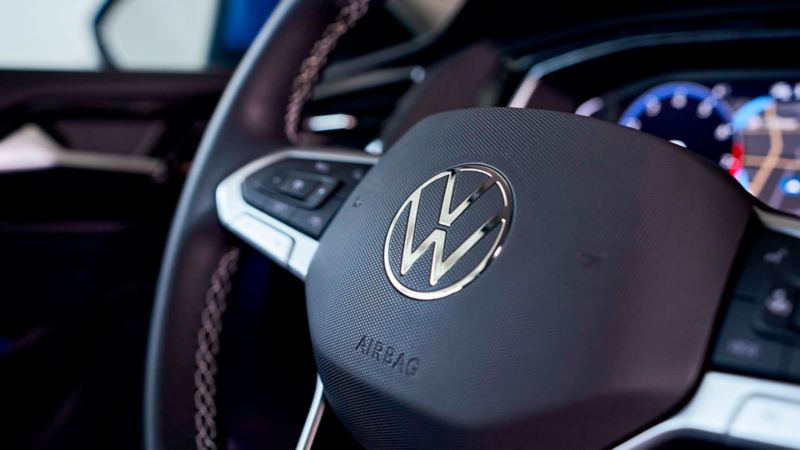 Imagen del interior de Jetta VW 2022, su volante integra el logo de la marca.