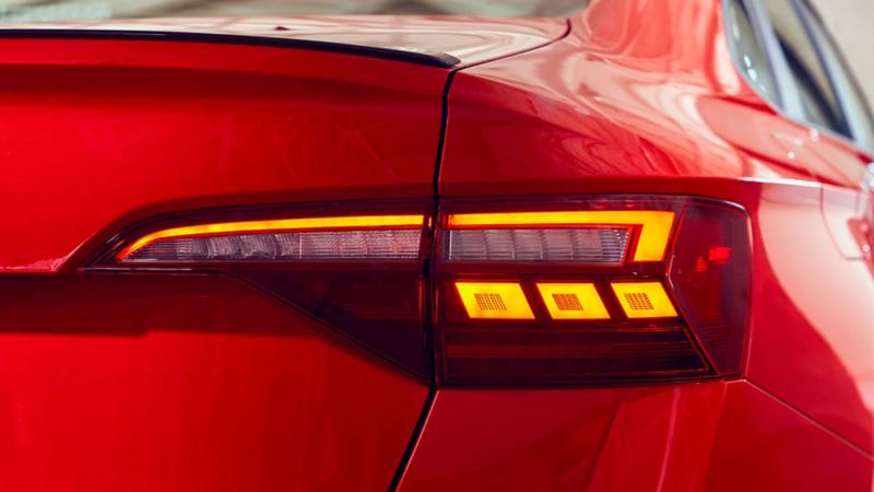 Imagen de faros traseros del nuevo Jetta 2022 VW en color rojo.