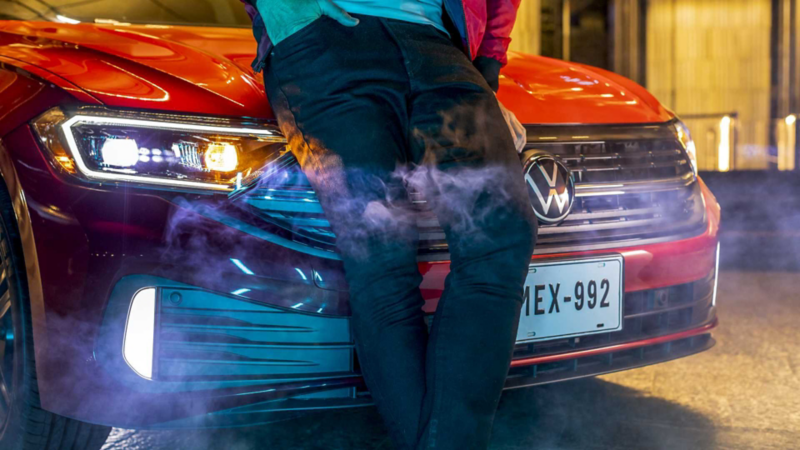 Conductor de Jetta Volkswagen oprime botón del control para abrir o asegurar el vehículo. 