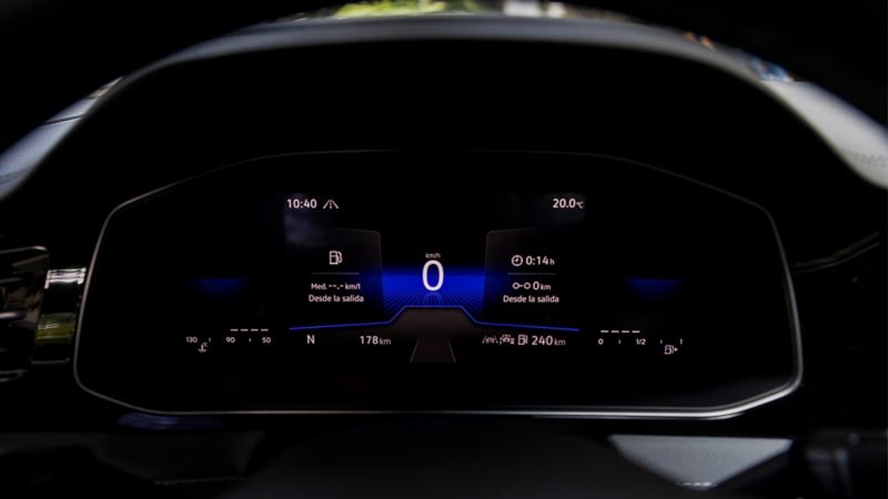 cuadro de instrumentos digital en Volkswagen Jetta 2025 versión Sportline muestra kilometraje 0.