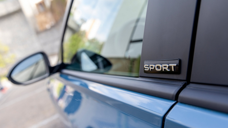 Emblema sport en auto sedán en color azul.