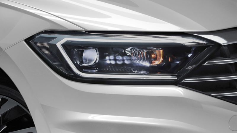 Faro lateral derecho con luz diurna LED de auto sedán Nuevo Jetta 2022 de Volkswagen, color blanco. 